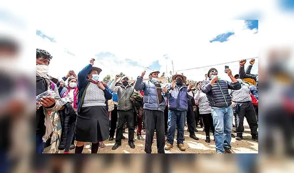 Nefasto. Heridos y daños materiales generó enfrentamiento en polígono donde se construye aeropuerto de Chinchero. Foto: La República Nefasto. Heridos y daños materiales generó enfrentamiento en polígono donde se construye aeropuerto de Chinchero. Foto: La República