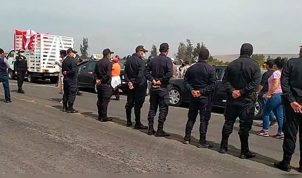 Contingente policial acompaña a los agremiados en su manifestación. Foto: captura video RCC Tacna