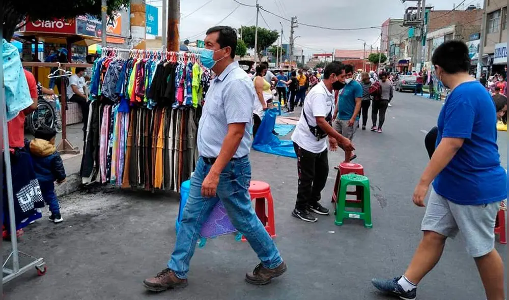 Los ambulantes aprovecharon la falta de control para tomar las calles. Foto: Noticias Chimbote.