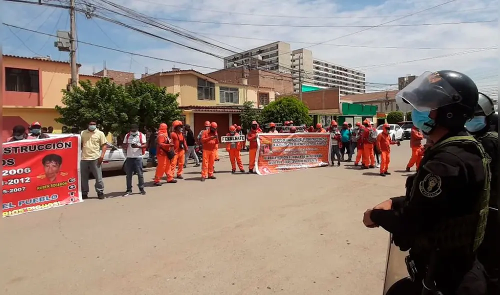 Policía resguardó la protesta pacífica de los obreros en Chiclayo. Foto: Carlos Vásquez/La República. Policía resguardó la protesta pacífica de los obreros en Chiclayo. Foto: Carlos Vásquez/La República.