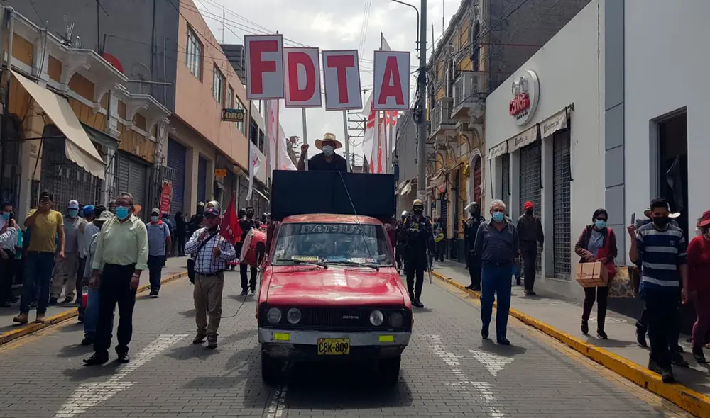 Trabajadores piden el cierre del Congreso y la creación de la Asamblea Constituyente. Foto: Alexis Choque / URPI-LR