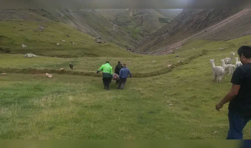 Mujer fue llevada en una camilla hasta la carretera, para ser trasladada a centro de salud. Foto: PNP