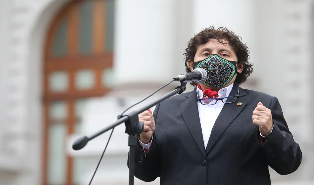 La congresista Susel Paredes presentó el proyecto de reforma constitucional para que sea debatida en la comisión ordinaria. Foto: Congreso