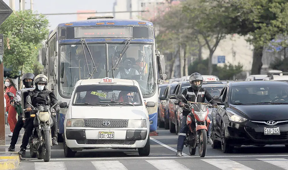 Caos. Una imagen habitual: colectivos compitiendo con buses en los corredores viales. Foto Gerardo Marín/ La República