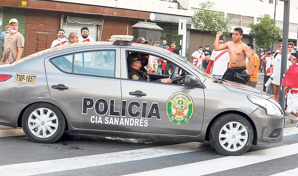 Ataques a efectivos policiales se sucedieron en varios momentos de la manifestación del 5 de abril. Foto: difusión.