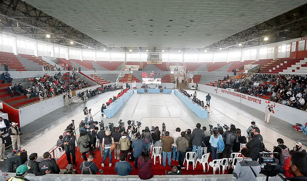 Coliseo Wanka. Hubo contraste entre las expectativas generadas tras el paro y los anuncios formulados en la reunión. Foto: Marco Cotrina/La República Coliseo Wanka. Hubo contraste entre las expectativas generadas tras el paro y los anuncios formulados en la reunión. Foto: Marco Cotrina/La República