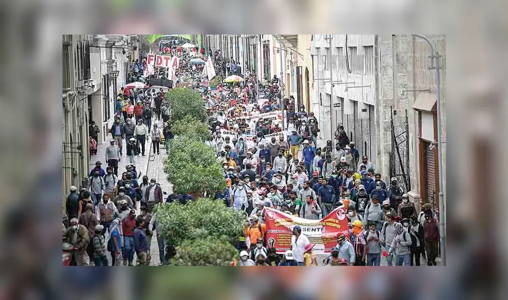 Pedido. Gremios de Arequipa se movilizaron por las calles para exigir la clausura del congreso. Foto: La República