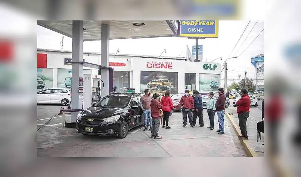 Queja. Taxistas ayer denunciaron que en grifo no les quisieron vender GLP, pese a que había. Foto: La República