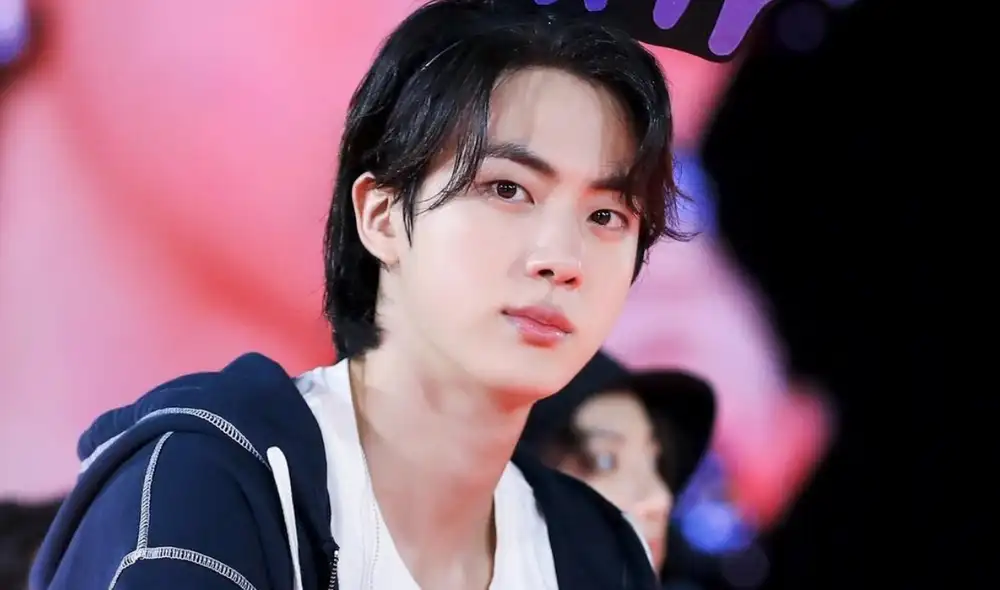 Desde su cirugía realzada el 18 de marzo, Jin de BTS ha estado usando yeso en la mano. Foto: BIGHIT