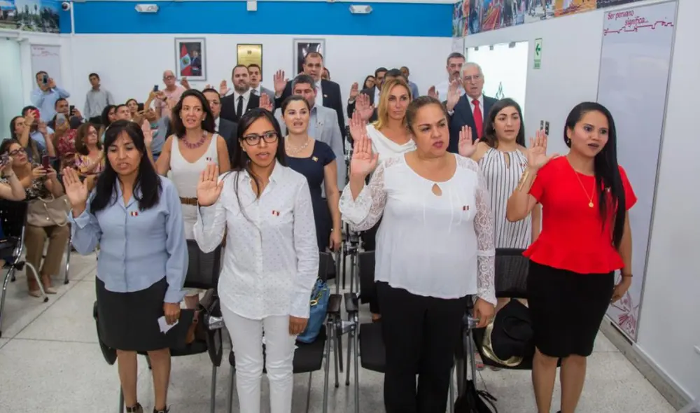 Migraciones realiza una pequeña ceremonia antes de otogar a nacionalidad peruana. Foto: Andina Migraciones realiza una pequeña ceremonia antes de otogar a nacionalidad peruana. Foto: Andina