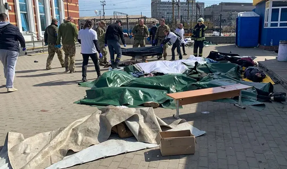 Decenas de personas murieron tras un ataque ruso contra la estación de tren de Kramatork. Foto: AFP Decenas de personas murieron tras un ataque ruso contra la estación de tren de Kramatork. Foto: AFP