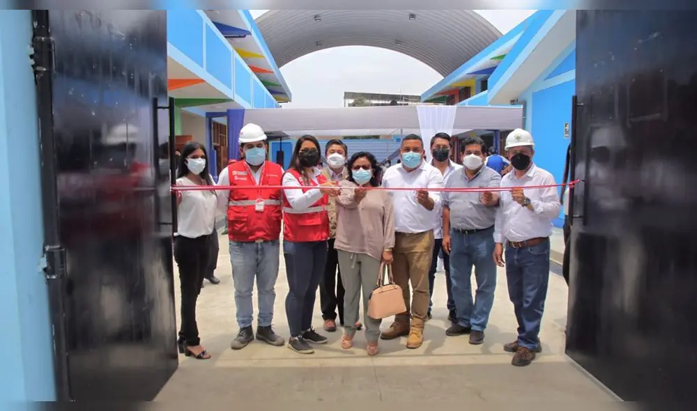 Funcionarios de la ARCC en la entrada del colegio Corazón de Jesús de Laredo. Foto: ARCC