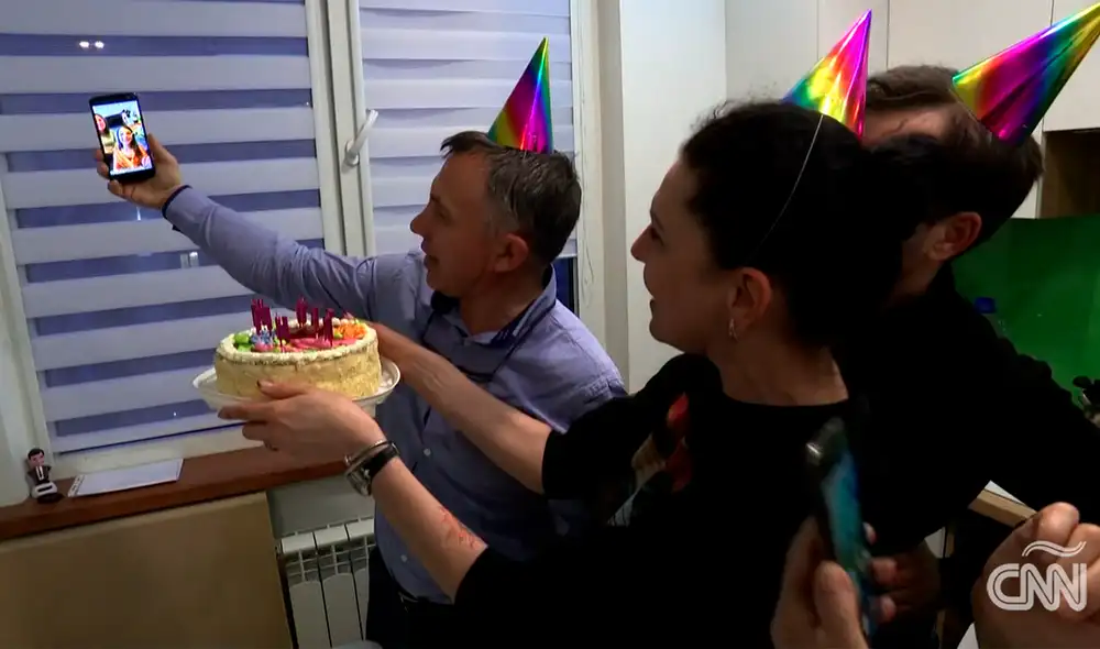 Mientras se realizaba la fiesta de cumpleaños virtual, las sirenas antiaéreas sonaron una vez más y todos tuvieron que correr a un refugio subterráneo. Foto: captura de video / CNN