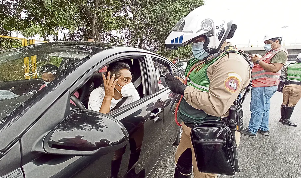 Multa. Durante la pandemia, los colectivos no cumplieron los aforos exigidos. Tampoco respetaron los paraderos ni las rutas. Foto: URPI-GLR Multa. Durante la pandemia, los colectivos no cumplieron los aforos exigidos. Tampoco respetaron los paraderos ni las rutas. Foto: URPI-GLR