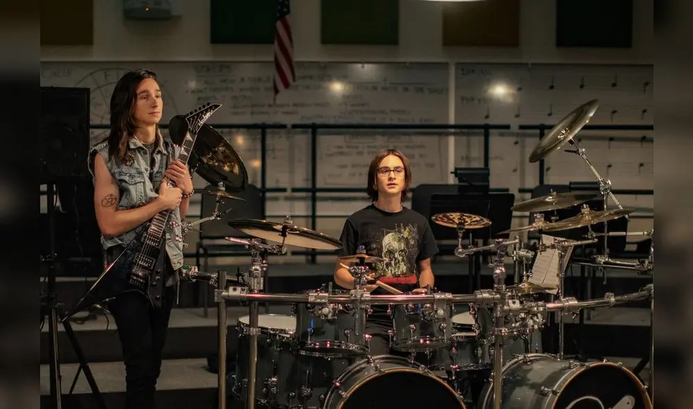 Adrian Greensmith como Hunter y Jaeden Martell como Kevin en "Metal lords". Foto: Netflix