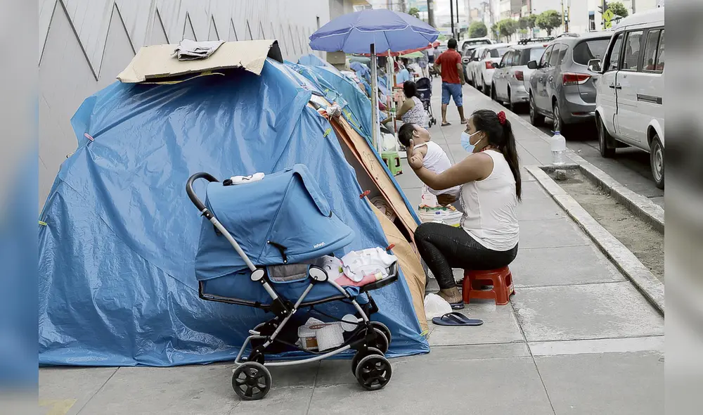 Padres de familia acampan en los exteriores del Hospital del Niño a la espera de ser atendidos. Foto: Gerardo Marin / La República Padres de familia acampan en los exteriores del Hospital del Niño a la espera de ser atendidos. Foto: Gerardo Marin / La República