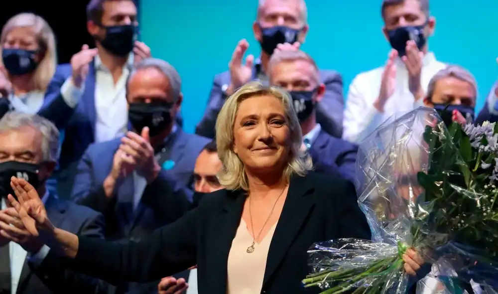 Marine Le Pen se ha esforzado en suavizar su imagen para dejar atrás el acalorado cara a cara con Macron de 2017, en el que se le reprochó su “agresividad” y “su falta de preparación”. Foto: AFP