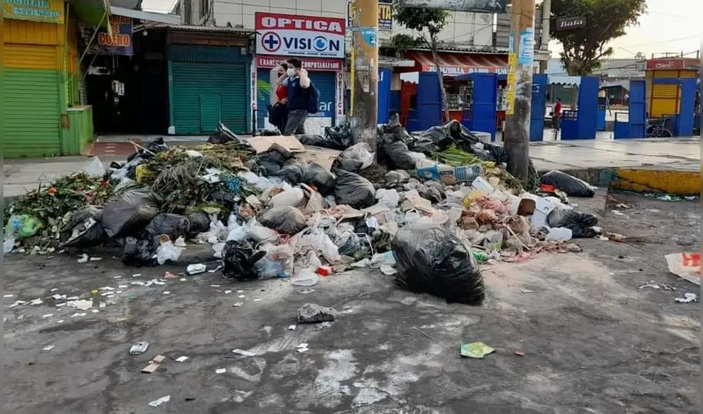 En solo cuatro días, grandes cúmulos de basura aparecieron en diversos puntos de Chimbote. Foto: Chimbote en la Web.