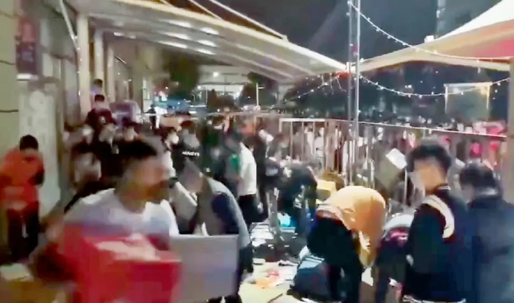 Los habitantes de Shanghái fueron captados mientras saqueaban supermercados. Foto: captura de video de @Byron_Wan / Twitter Los habitantes de Shanghái fueron captados mientras saqueaban supermercados. Foto: captura de video de @Byron_Wan / Twitter