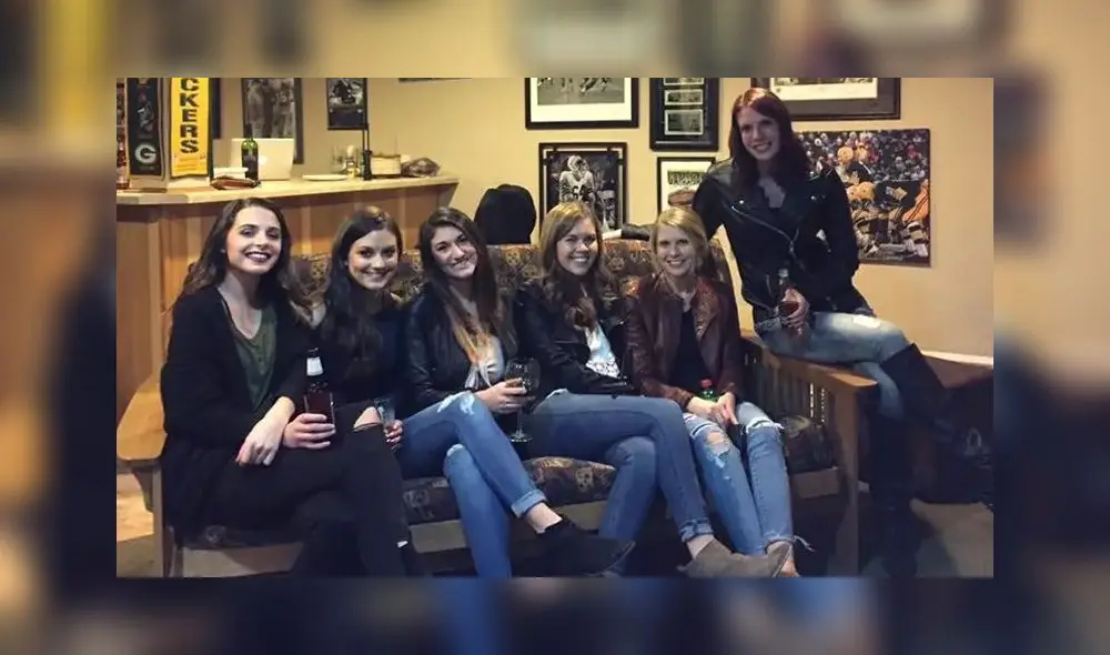 Para hallar la respuesta debemos mirar detenidamente a las mujeres que están sentadas al medio del mueble. Foto: Reddit