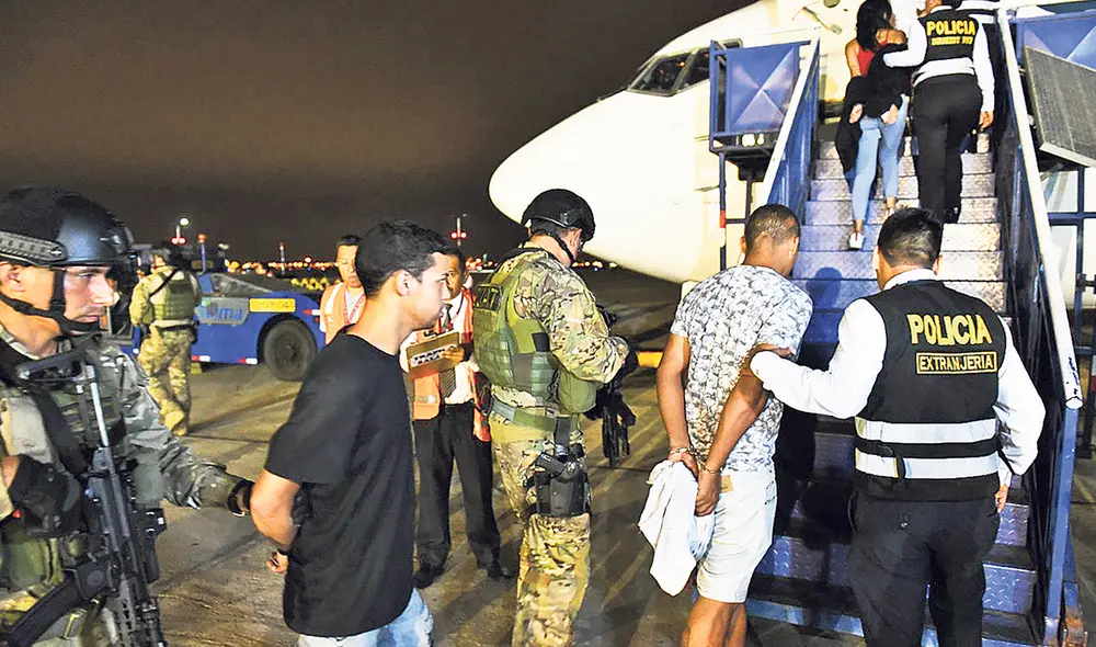 Se fueron. En el 2021 fueron 7.558 los extranjeros que salieron obligatoriamente mientras que a 3.539 los expulsaron. Foto: difusión