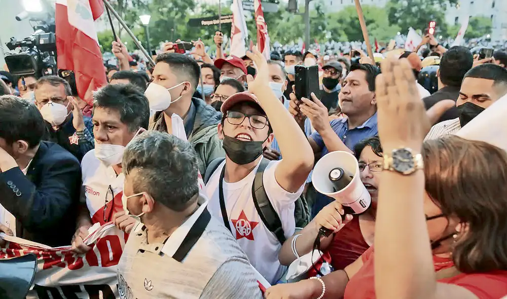 Contrarios. Enfrentados quienes apoyan y atacan a Castillo. Foto: John Reyes/La República