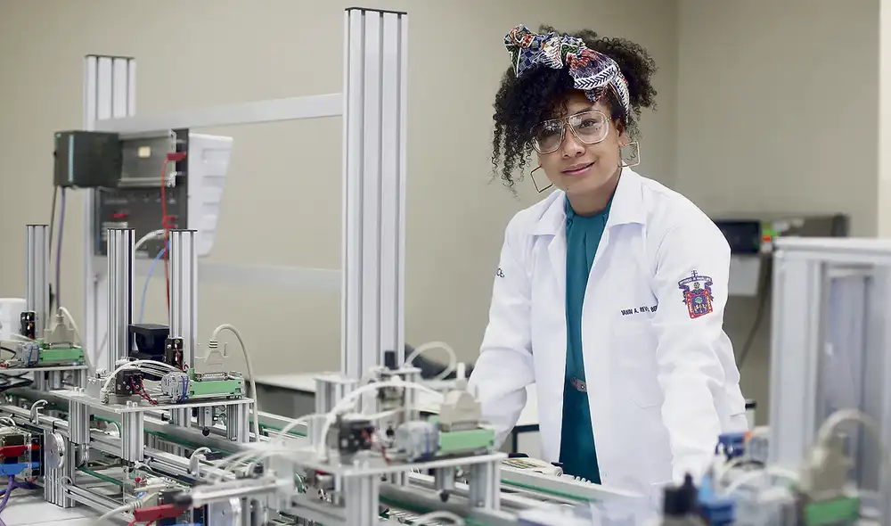 Proceso de creación. En su laboratorio de investigación, Yanin Reyes desarrolla equipos de gran utilidad para las personas. Foto: difusión Proceso de creación. En su laboratorio de investigación, Yanin Reyes desarrolla equipos de gran utilidad para las personas. Foto: difusión