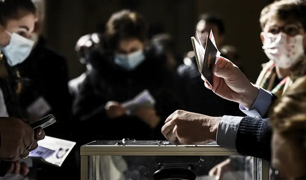 Ciudadanos hacen cola para emitir su voto para la primera ronda de las elecciones presidenciales de Francia. Foto: AFP