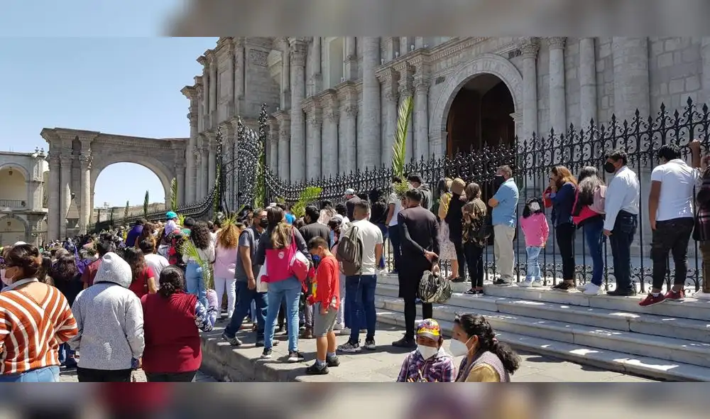 Arequipa. Feligreses acudieron masivamente a templos arequipeños. Foto: URPI/Wilder Pari Arequipa. Feligreses acudieron masivamente a templos arequipeños. Foto: URPI/Wilder Pari