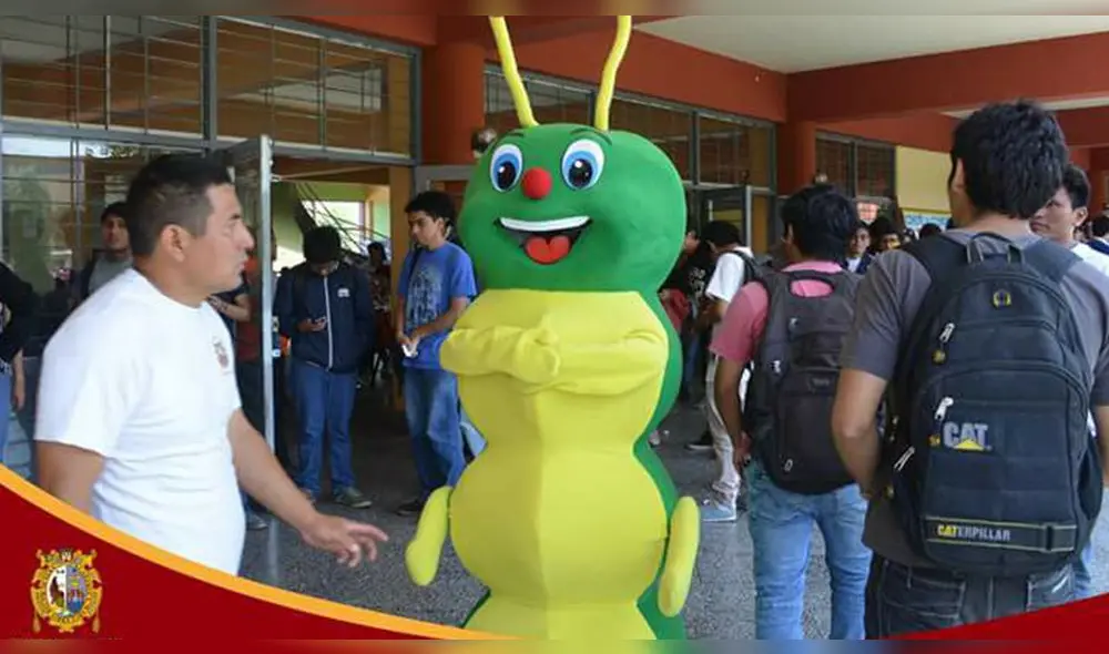 Los estudiantes aprovechan para tomarse fotos con el gusano. Foto: captura de Facebook