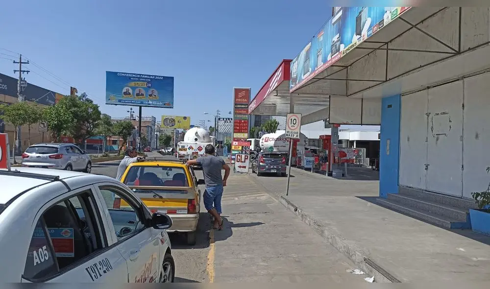 Colas persisten en diferentes autoservicios de Arequipa. Foto: URPI/Wilder Pari Colas persisten en diferentes autoservicios de Arequipa. Foto: URPI/Wilder Pari