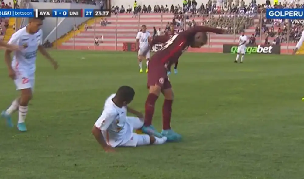 Rodrigo Vilca cometió una innecesaria falta muy cerca del árbitro. Foto: captura de Gol Perú Rodrigo Vilca cometió una innecesaria falta muy cerca del árbitro. Foto: captura de Gol Perú