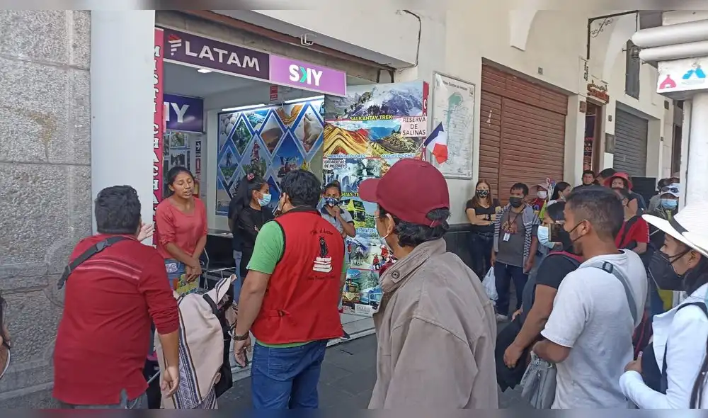 El varón de la agencia habría increpado a la vendedora de queso helado por ubicarse cerca de la puerta de su negocio. Foto: URPI/La República