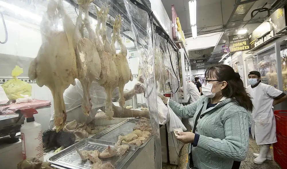 Producto básico. El pollo ha sido uno de los productos que más se consumen en los hogares y se busca exonerarlo del IGV para que su precio no se eleve. Producto básico. El pollo ha sido uno de los productos que más se consumen en los hogares y se busca exonerarlo del IGV para que su precio no se eleve.