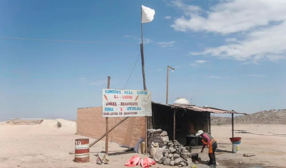 Sigue flameando. La bandera blanca de la olla común Unión sigue firme a pesar de dos años de crisis por la COVID-19 y ahora por la invasión de Rusia y Ucrania. Foto: Rodrigo Talavera/ La República