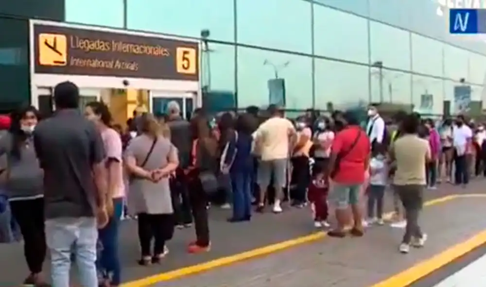 Pasajeros pidieron apoyo a las autoridades. Foto: captura de Canal N