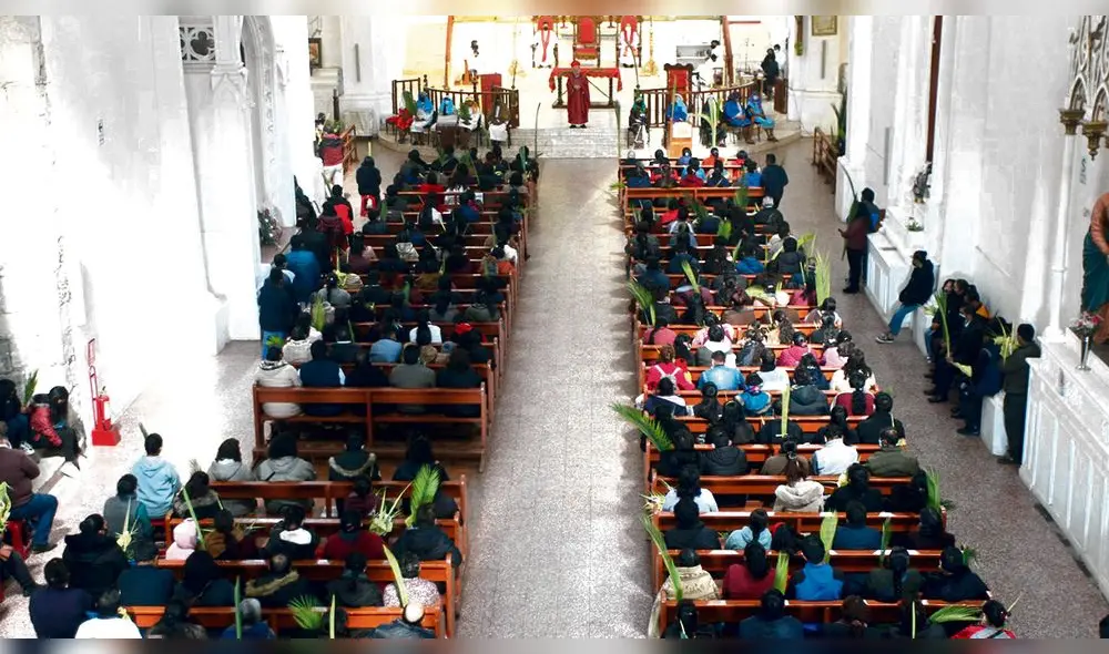 Semana Santa. Ayer en Iglesia San Juan Bautista de Puno se realizó la misa de Domingo de Ramos. Templo estuvo lleno de feligreses. Foto: Juan Carlos Cisneros/ La República