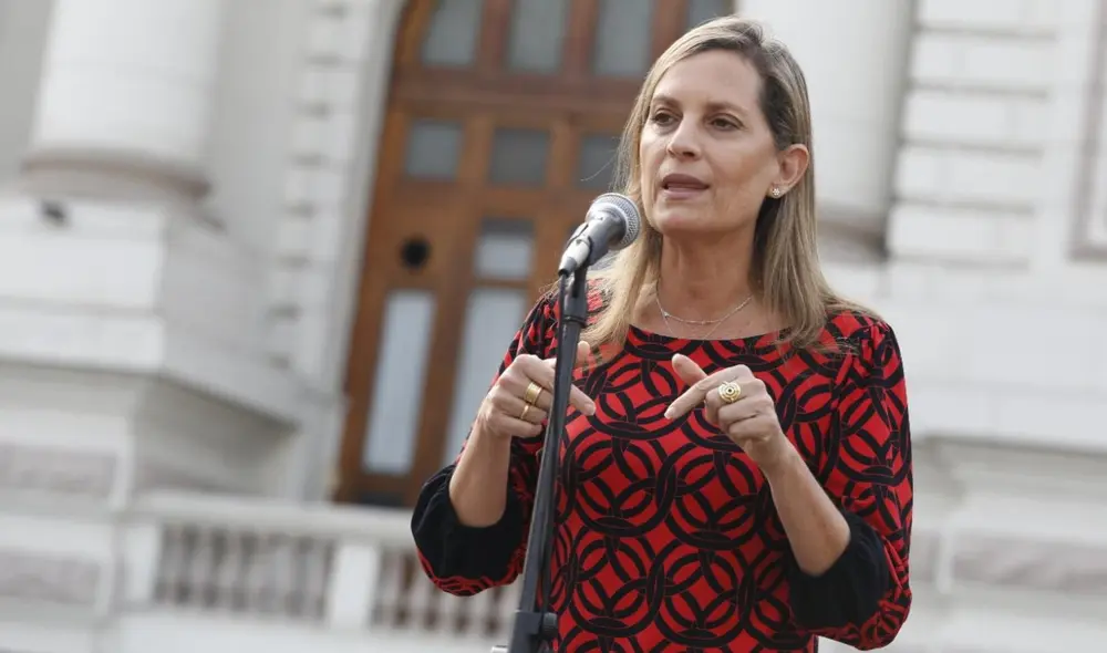 La titular del Parlamento también se pronunció sobre las críticas que recibieron por aprobar la ley que exonera el IGV incluyendo productos que no forman parte de la canasta básica. Foto: Carlos Félix / La República