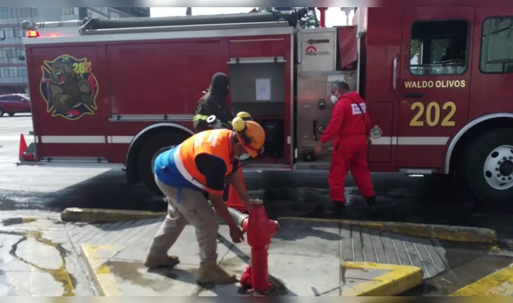 Equipo de Gestión del Riesgo de Desastres y de Serenazgo de la Municipalidad de Lima está apoyando las labores de los bomberos. Foto: MML Equipo de Gestión del Riesgo de Desastres y de Serenazgo de la Municipalidad de Lima está apoyando las labores de los bomberos. Foto: MML