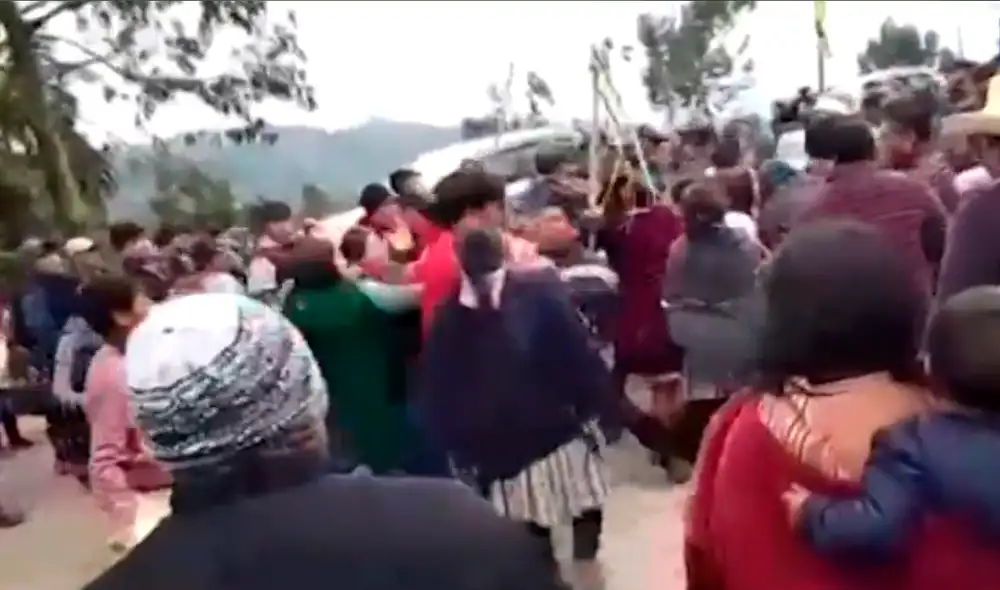 Pelea entre fieles cajamarquinos durante el Domingo de Ramos. Foto: Canal N