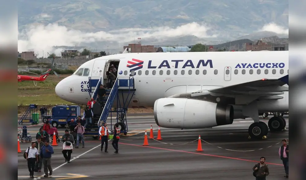 Aerolínea anunció que no habrá penalidades para viajeros que reprogramen viaje tras verse afectados por la falla en el sistema de migraciones. Foto: Andina