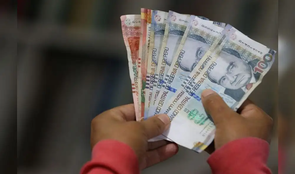 Según la ley, por trabajar un feriado recibes triple remuneración diaria. Foto: Andina