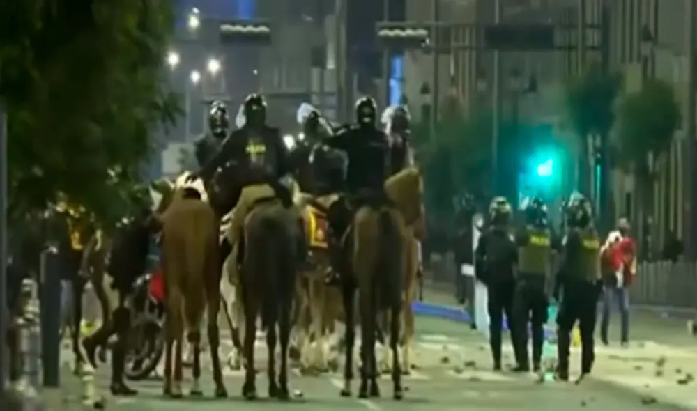 Durante protestas ocurridas durante la última semana en Lima, la Policía volvió a usar caballos. Foto: captura/Twitter Durante protestas ocurridas durante la última semana en Lima, la Policía volvió a usar caballos. Foto: captura/Twitter