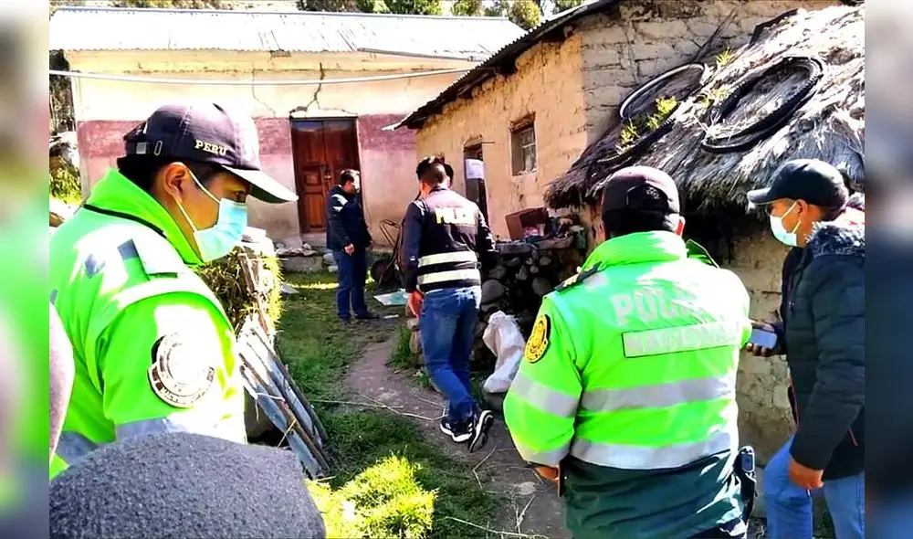 Puno. Detectives de la Policía Nacional llegaron al lugar para las diligencias. Foto: Sur Noticias Yunguyo