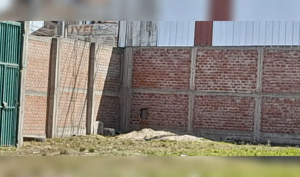 Arequipa. Delincuentes hicieron forado en pared para lograr su cometido. Foto: Cortesía