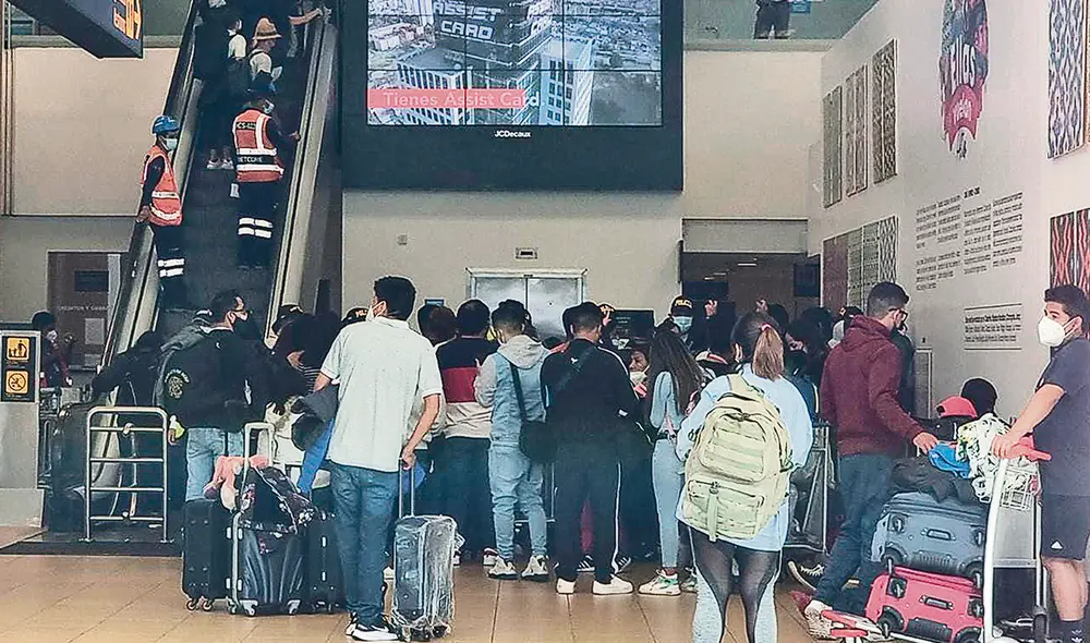Indignados. Decenas de pasajeros resultaron afectados debido a la falla en el sistema de Migraciones en el aeropuerto. Muchos perdieron sus vuelos. Foto: URPI-GLR