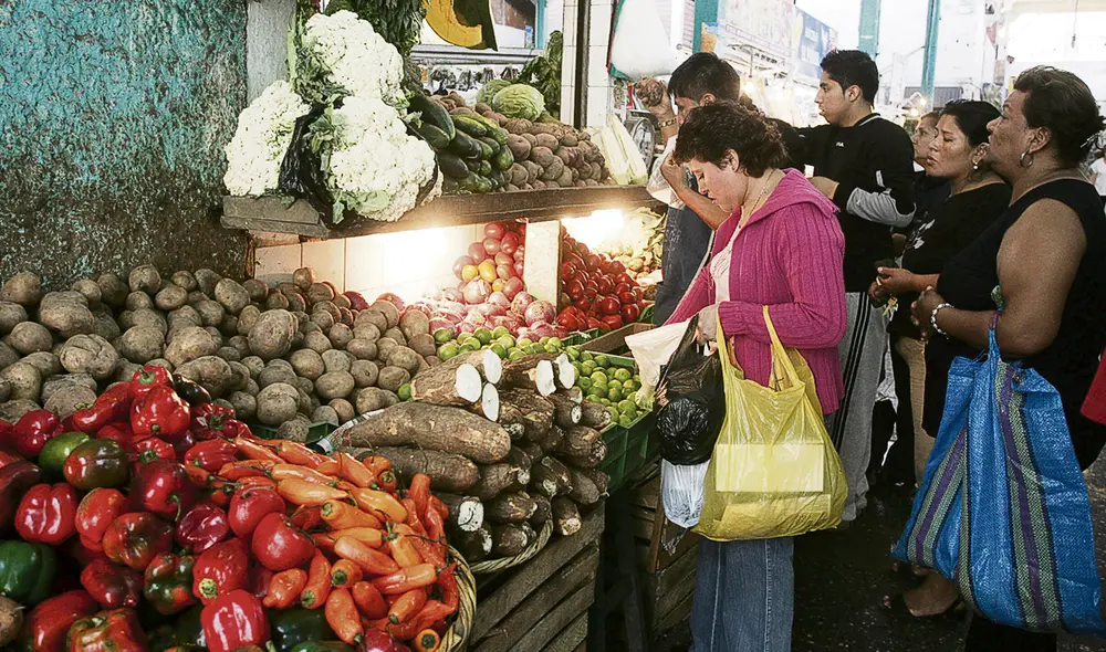 Impacto. Un reto de la norma será que se traslade la reducción de los precios al consumidor final, de tal manera que beneficie a las familias más afectadas. Foto: Virgilio Grajeda/La República