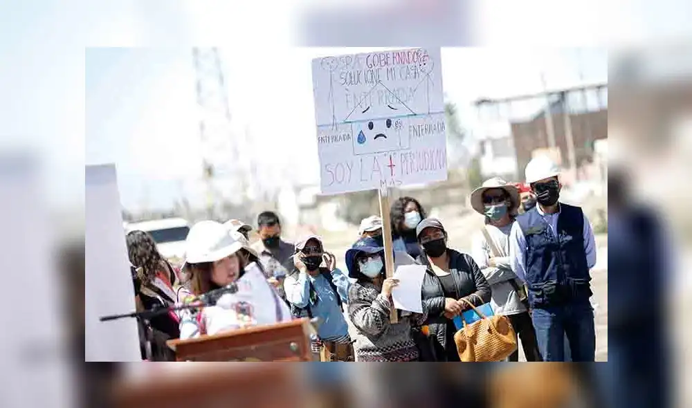 Quejas. Mientras gobernadora reanudaba obras, pobladores de Yura protestaron por daños a sus viviendas. Foto: Rodrigo Talavera/ La República