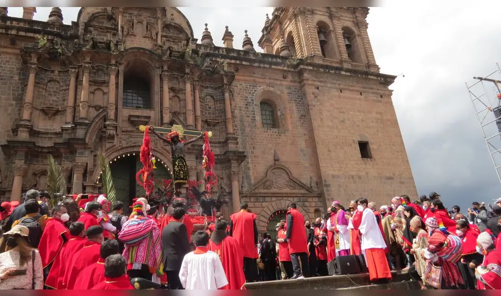 Devoción. Después de dos años, ayer pasado el mediodía la imagen del Señor de los Temblores salió de la catedral de Cusco. Foto: La República