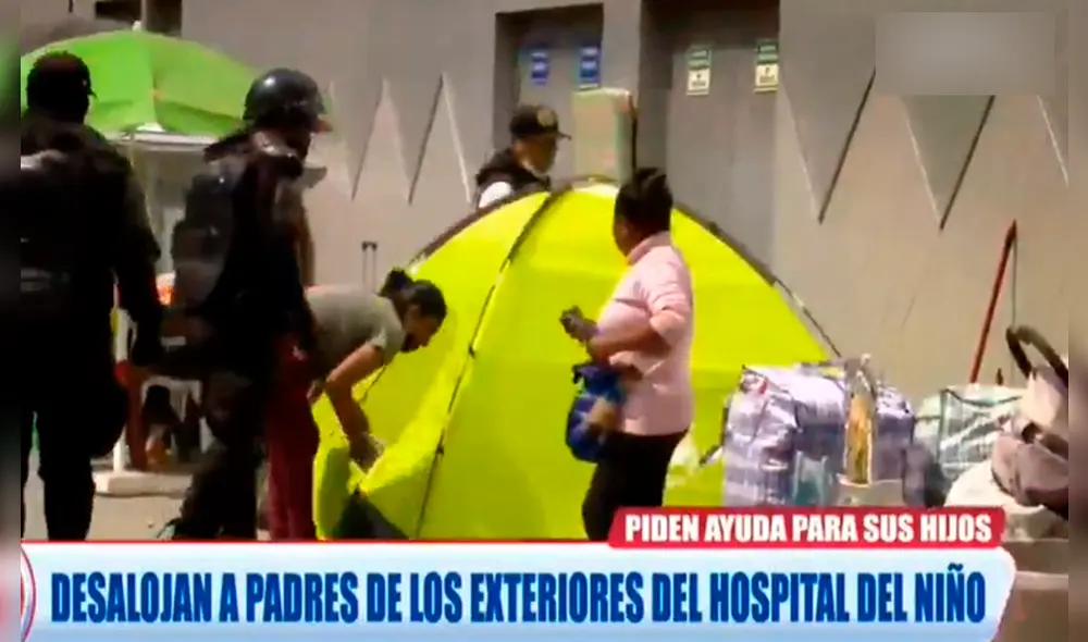 Padres de familia acampan en exteriores desde antes de la pandemia al no existir suficiente espacio de alojamiento dentro del Hospital. Foto: captura de ATV Padres de familia acampan en exteriores desde antes de la pandemia al no existir suficiente espacio de alojamiento dentro del Hospital. Foto: captura de ATV